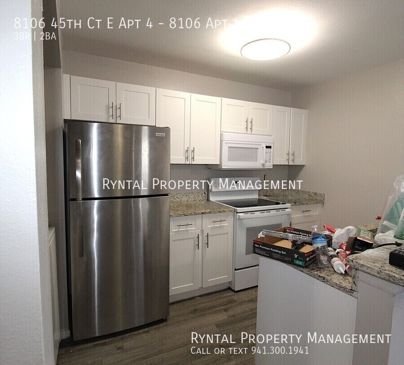 8106 45th Ct E in Sarasota, FL - Building Photo