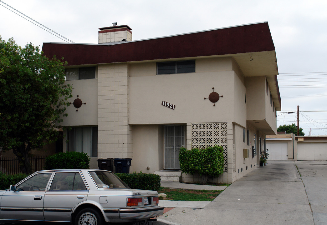 11921 Gale Ave in Hawthorne, CA - Foto de edificio