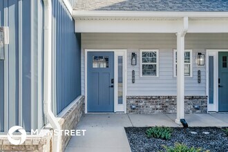 2063 N Sarah Dr in Jeffersonville, IN - Foto de edificio - Building Photo