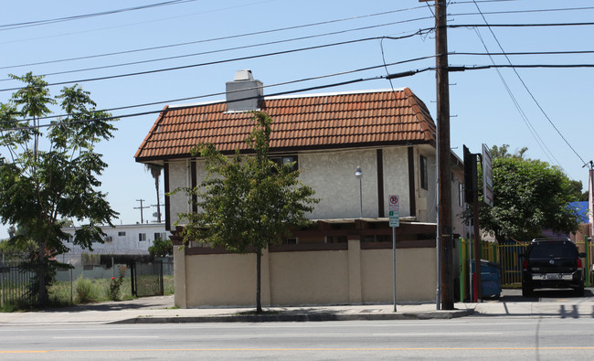 6439 Woodman Ave in Van Nuys, CA - Foto de edificio - Building Photo