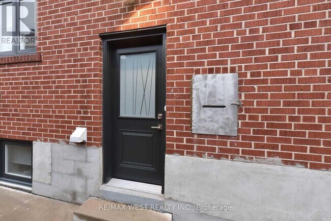 168 Strathnairn Ave in Toronto, ON - Building Photo - Building Photo