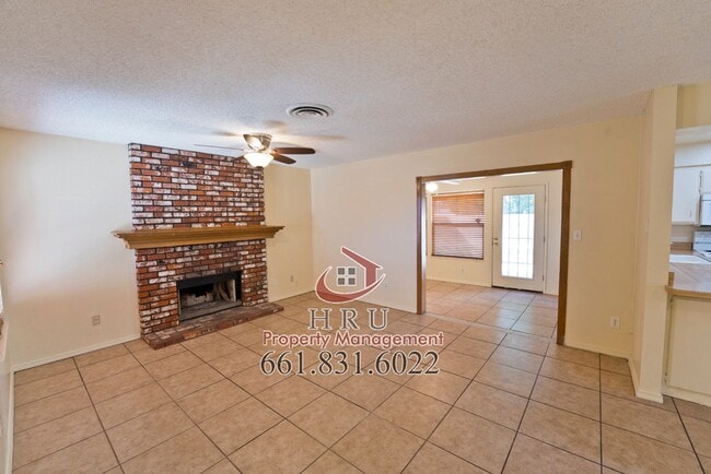 6125 Wilson Rd in Bakersfield, CA - Foto de edificio - Building Photo