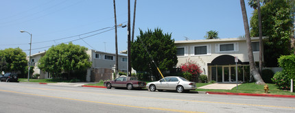 5239-5305 Lindley Ave in Tarzana, CA - Building Photo - Building Photo