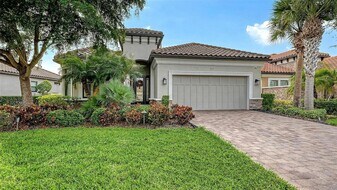 8137 Gabanna Dr, Unit Unit 2 in Sarasota, FL - Building Photo