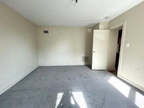 25 Oakland St in Newton, MA - Building Photo - Building Photo