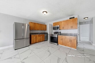 5700 NW 28th St in Miami, FL - Foto de edificio - Building Photo