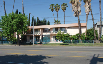 6737 Woodley Ave in Van Nuys, CA - Building Photo - Building Photo