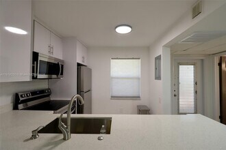 9300 Lime Bay Blvd in Tamarac, FL - Foto de edificio - Building Photo