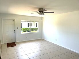 627 92nd Ave N in Naples, FL - Building Photo