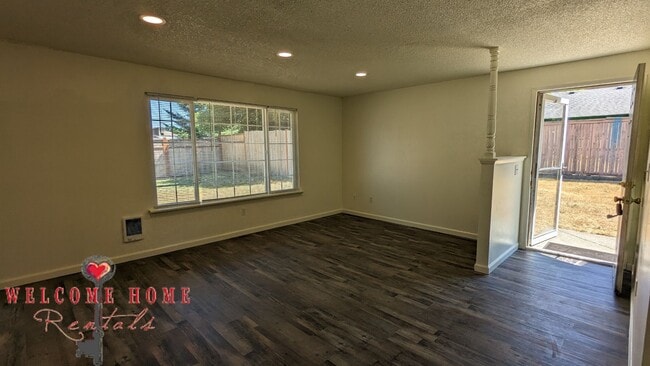 1324 Glen Mary Dr SE in Lacey, WA - Foto de edificio - Building Photo