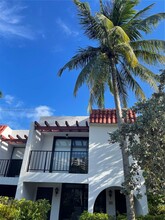 350 Grapetree Dr in Key Biscayne, FL - Building Photo - Building Photo