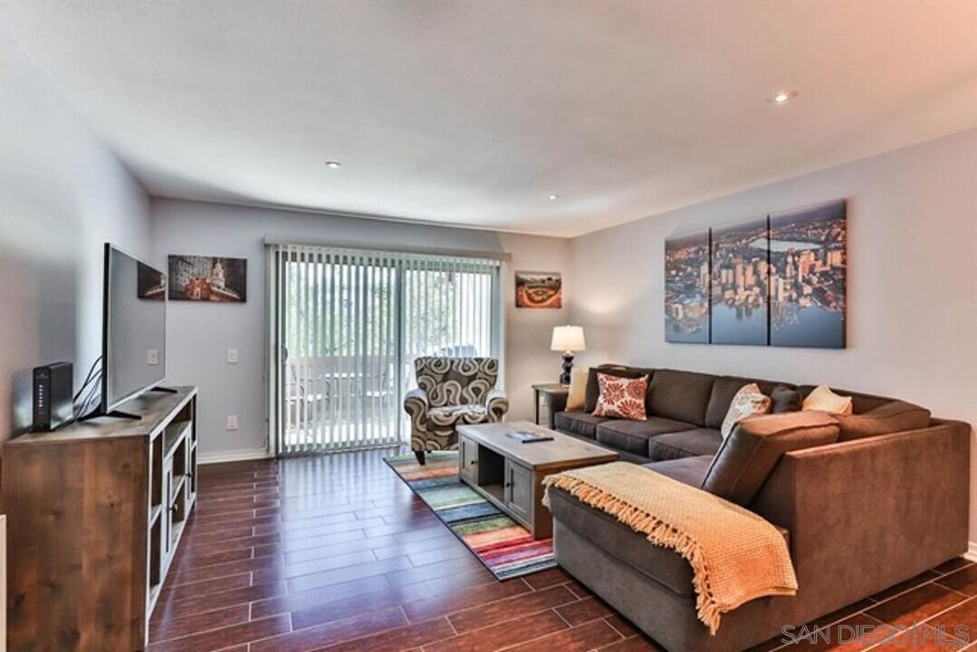 5700 Baltimore Dr in La Mesa, CA - Building Photo