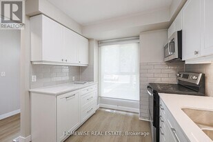 560 Waverly St N in Oshawa, ON - Building Photo