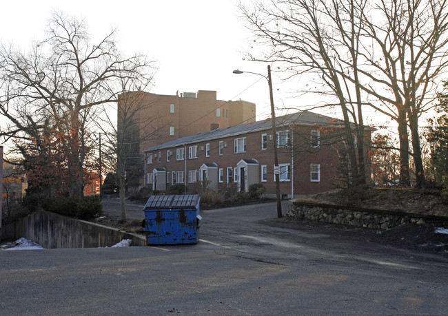 48-58 Edge Hill Rd in Waltham, MA - Foto de edificio - Building Photo