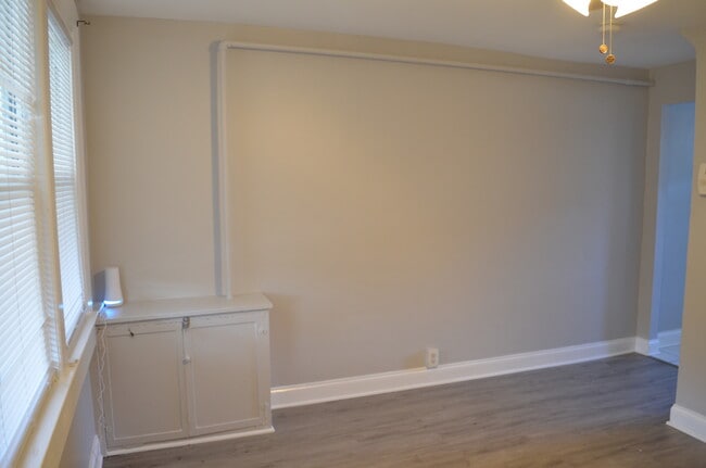 2705 Round Rd in Baltimore, MD - Foto de edificio - Building Photo