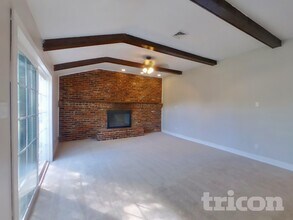 586 Saratoga Rd in King of Prussia, PA - Foto de edificio - Building Photo