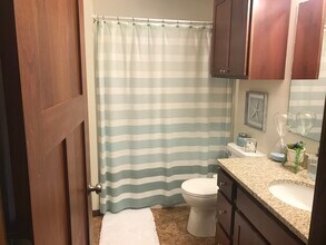 1104 W 10th St, Unit 1 in Cedar Falls, IA - Building Photo - Building Photo
