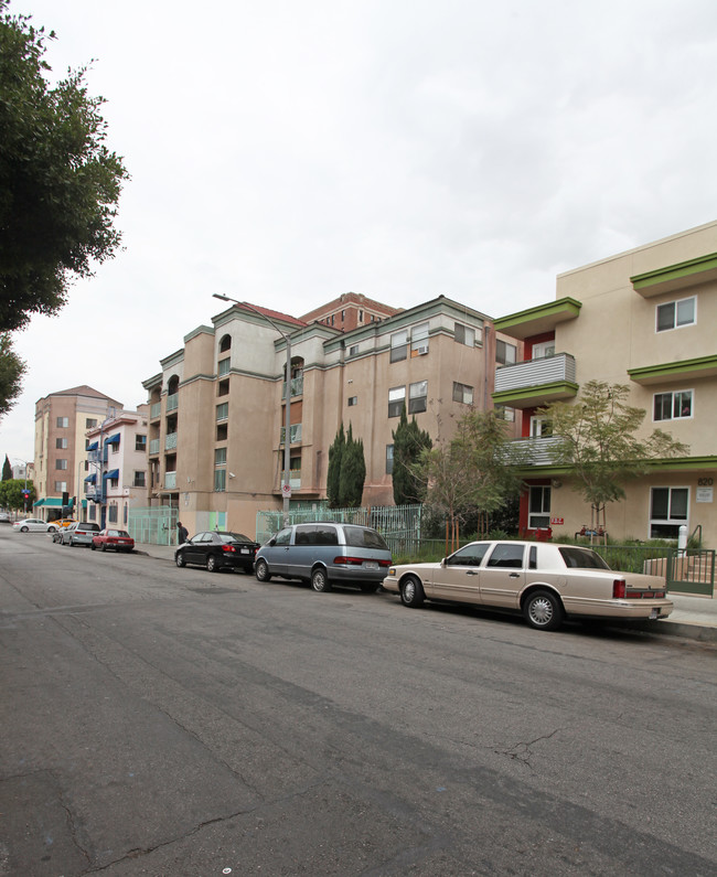 806 S Burlington Ave in Los Angeles, CA - Foto de edificio - Building Photo