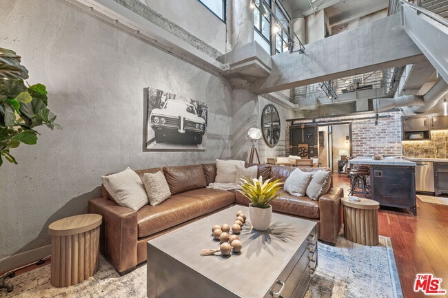 330 W 11th St in Los Angeles, CA - Building Photo - Building Photo