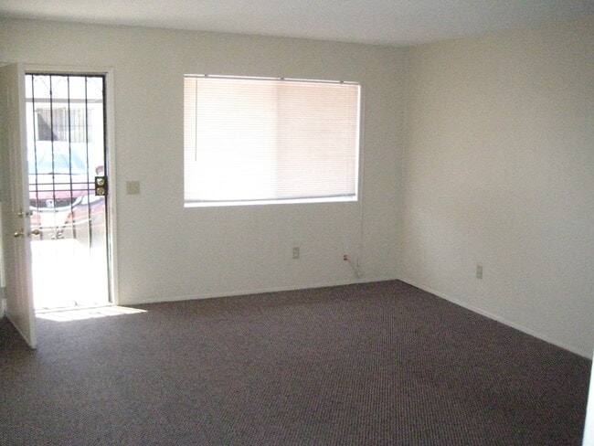 4787 A St in San Diego, CA - Foto de edificio - Building Photo