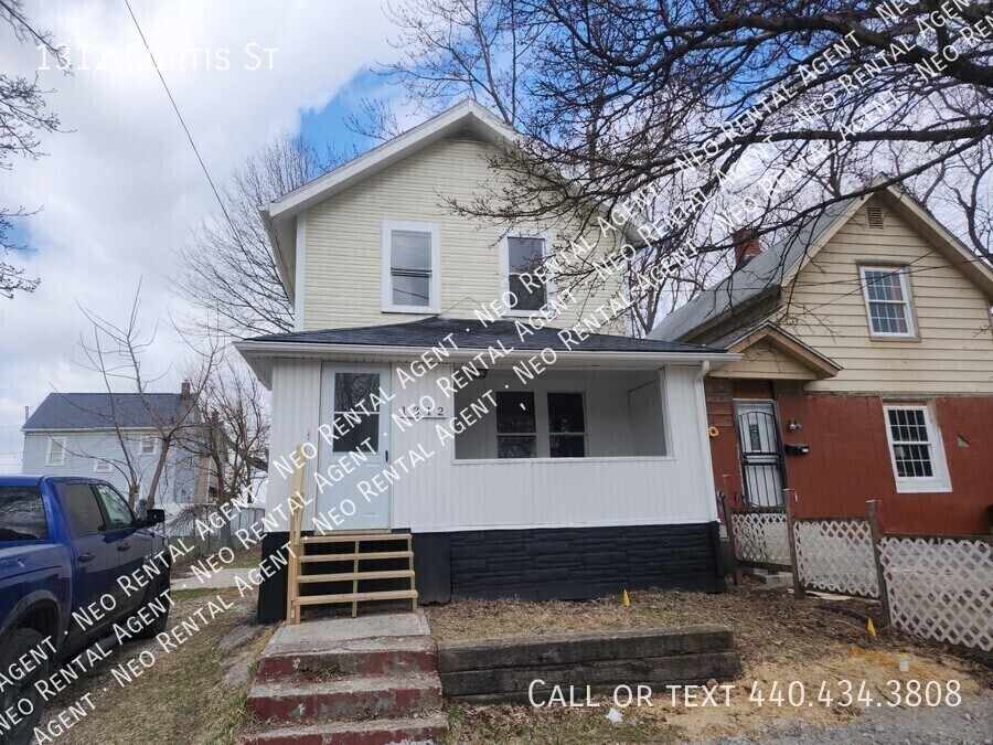 1312 Curtis St in Akron, OH - Building Photo