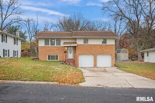 6822 N Kimberly Dr in Peoria, IL - Building Photo