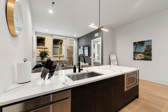 318 W Grand Ave in Chicago, IL - Building Photo - Building Photo