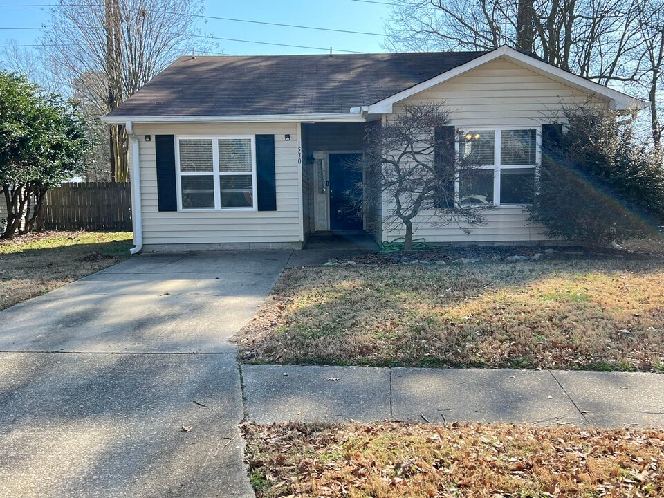 1530 Hummingbird Ln in Virginia Beach, VA - Building Photo