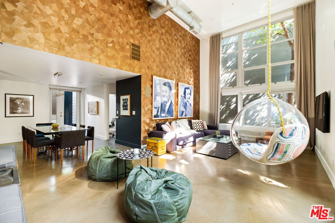 1037 Laurel Ave in West Hollywood, CA - Building Photo