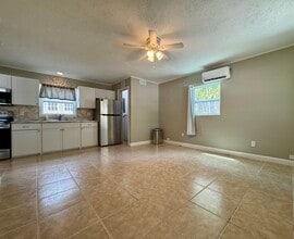 1112 NE Stuart St in Jensen Beach, FL - Building Photo - Building Photo