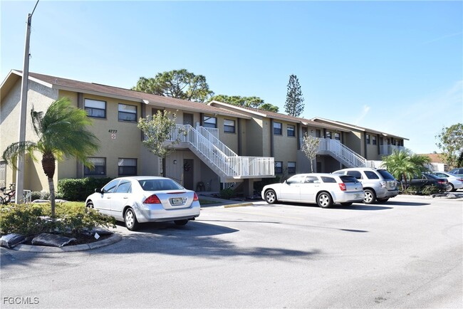 4777 Orange Grove Blvd in North Fort Myers, FL - Foto de edificio - Building Photo