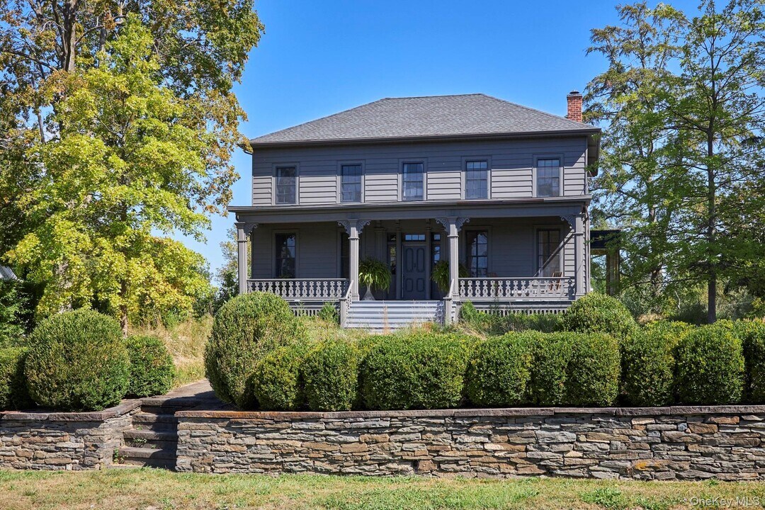 44 Main St in Germantown, NY - Building Photo