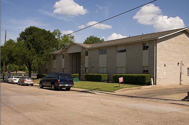 Courtyard Apartments in Plano, TX - Foto de edificio - Building Photo