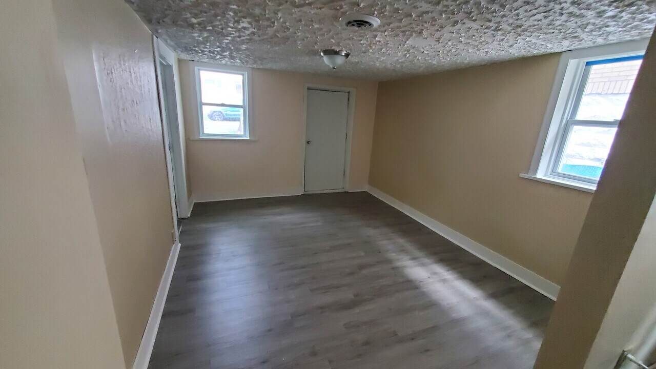 1921 W Grant St, Unit lower in Milwaukee, WI - Building Photo