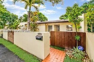 13726 Kendale Lakes Dr in Miami, FL - Building Photo