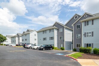 The Hills Southview Apartments (new) in Harrisonburg, VA - Foto de edificio - Building Photo