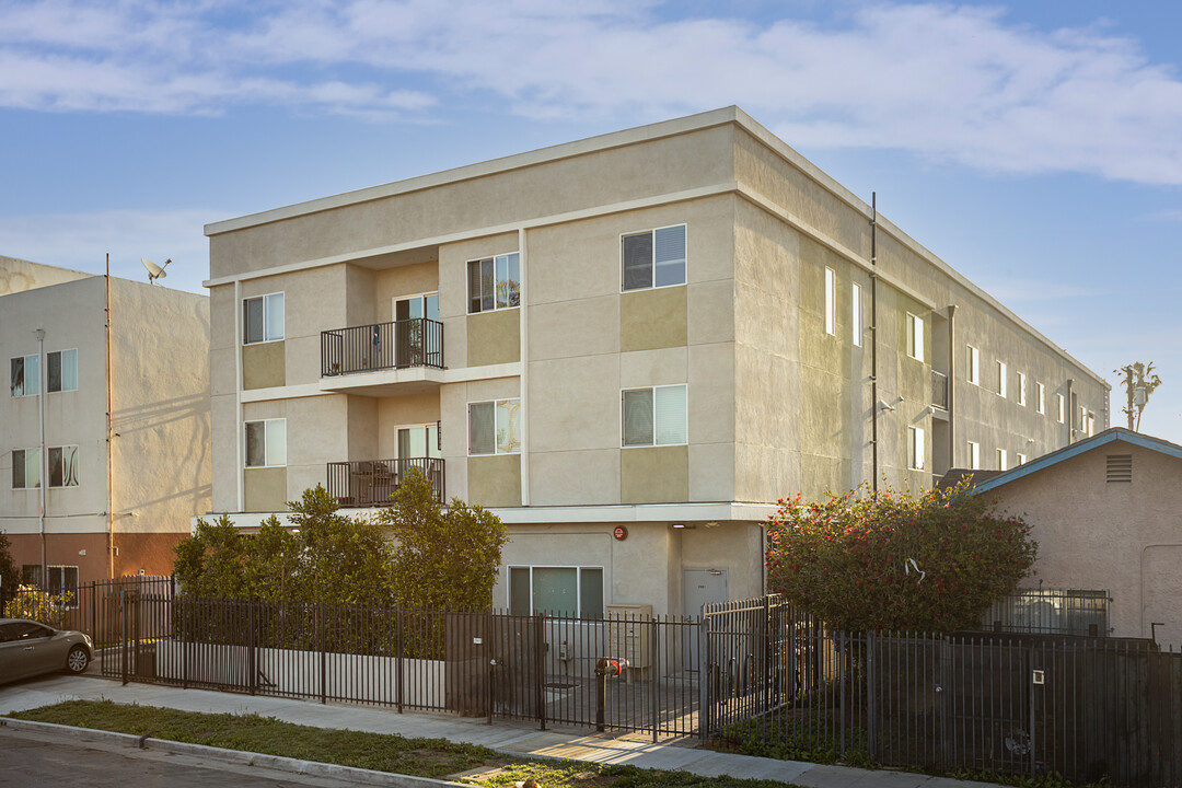 6336 Brynhurst Ave in Los Angeles, CA - Building Photo