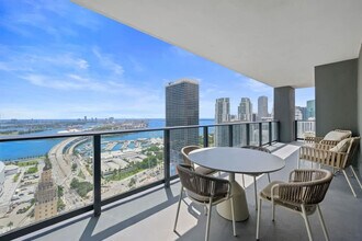 601 NE 1st Ave in Miami, FL - Building Photo - Building Photo