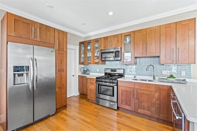 52 Stanley Ave, Unit 2 in Medford, MA - Foto de edificio - Building Photo