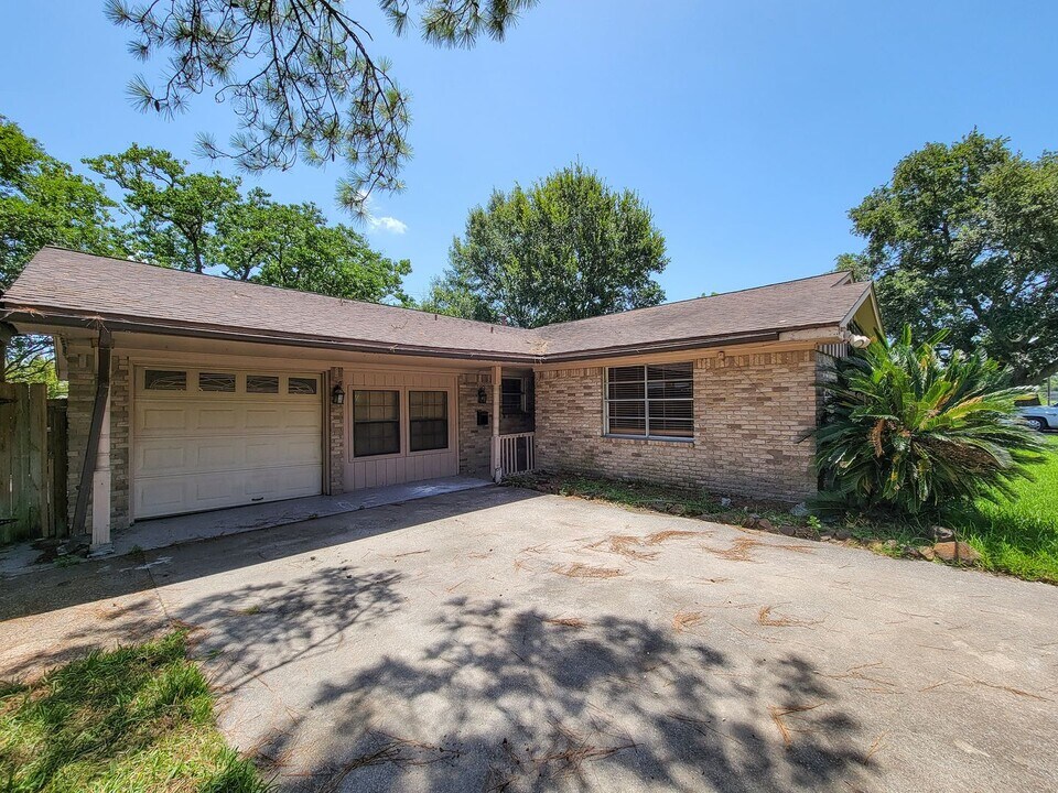 1703 Raintree Dr in Baytown, TX - Building Photo