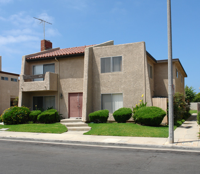 16791 Hoskins St in Huntington Beach, CA - Foto de edificio - Building Photo