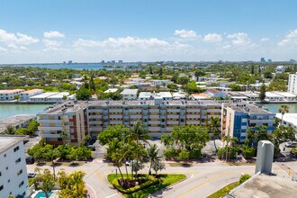Waterway Plaza in Miami Beach, FL - Building Photo - Building Photo
