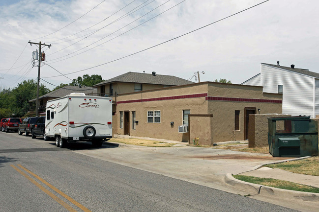 901-911 E Brooks St in Norman, OK - Building Photo - Building Photo