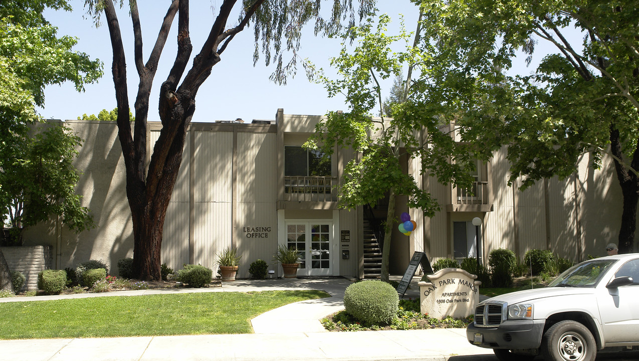 Oak Park Manor in Pleasant Hill, CA - Building Photo