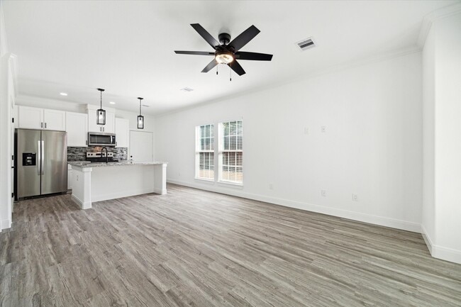 120 W Mulberry Ave in Wharton, TX - Building Photo - Building Photo