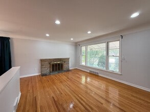 2082 Vernier Rd in Grosse Pointe Woods, MI - Building Photo - Building Photo