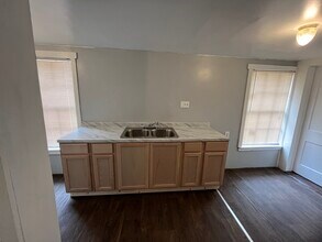 271 E Lambert St in San Antonio, TX - Foto de edificio - Building Photo