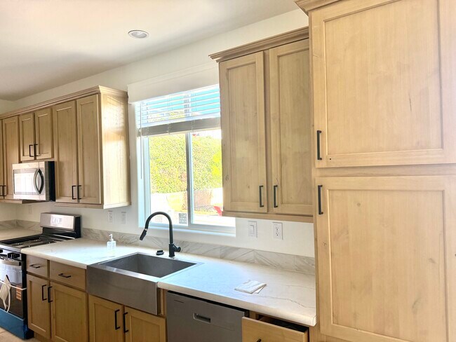 500 Rancheros Dr in San Marcos, CA - Foto de edificio - Building Photo