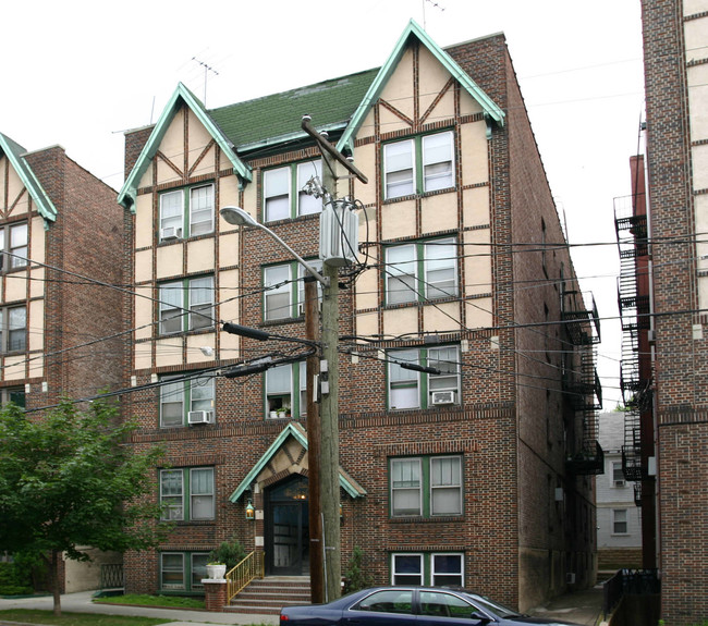 57-63 W 39th St in Bayonne, NJ - Foto de edificio - Building Photo