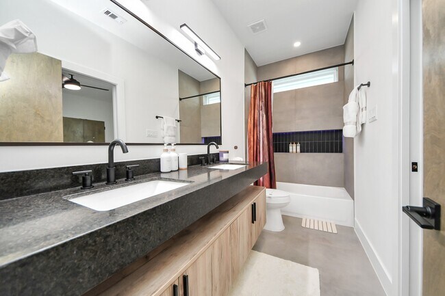 2211 Staples St in Houston, TX - Building Photo - Building Photo